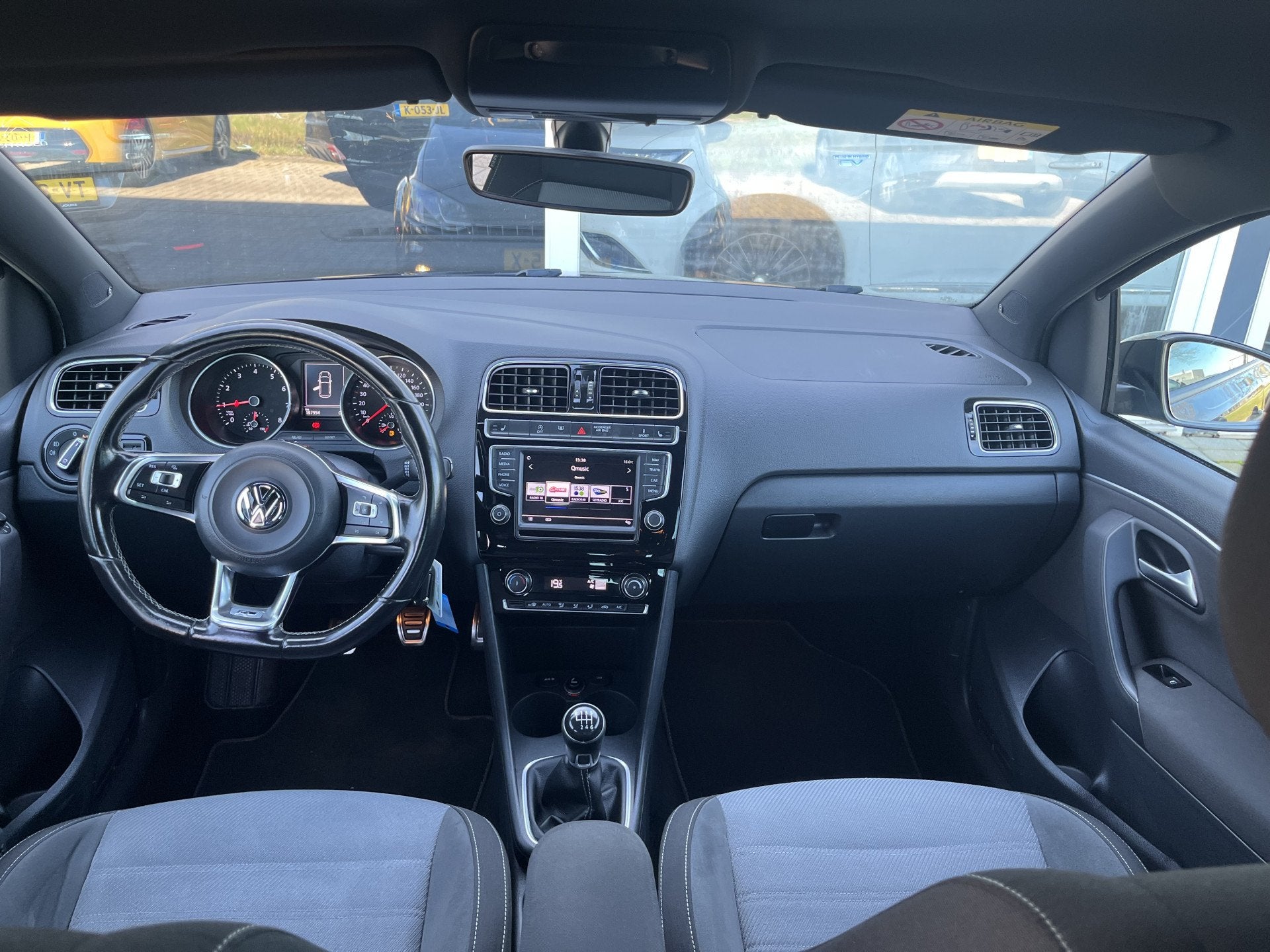 Volkswagen Polo 1.0 TSI R-line Highline / 17 inch / Clima /, Voorwielaandrijving, Euro 6, Zwart, Handgeschakeld