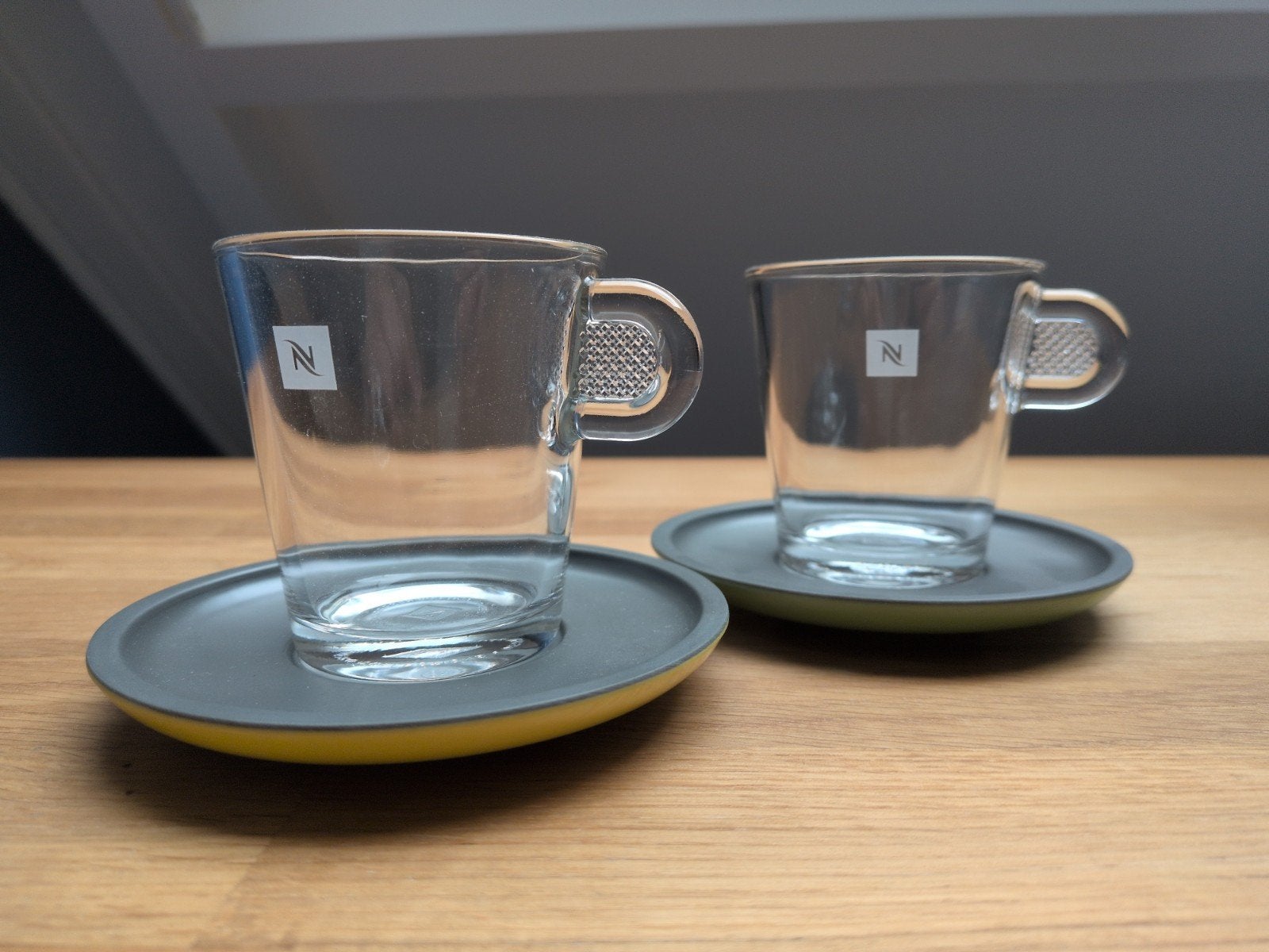 Nespresso Lungo kopjes en schotels met gekleurde houders, Huis en Inrichting, Keuken | Servies, Ophalen of Verzenden, Gebruikt