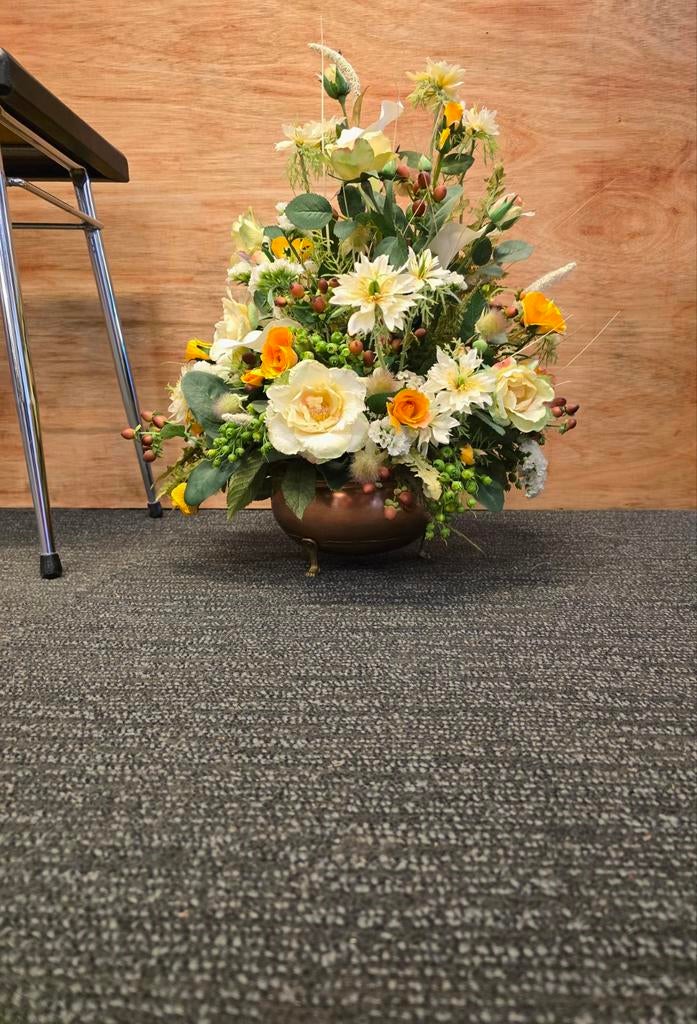 kunstbloemen prachtig kunst boeket in koperen pot bloemstuk, Huis en Inrichting, Woonaccessoires | Kunstplanten en Kunstbloemen
