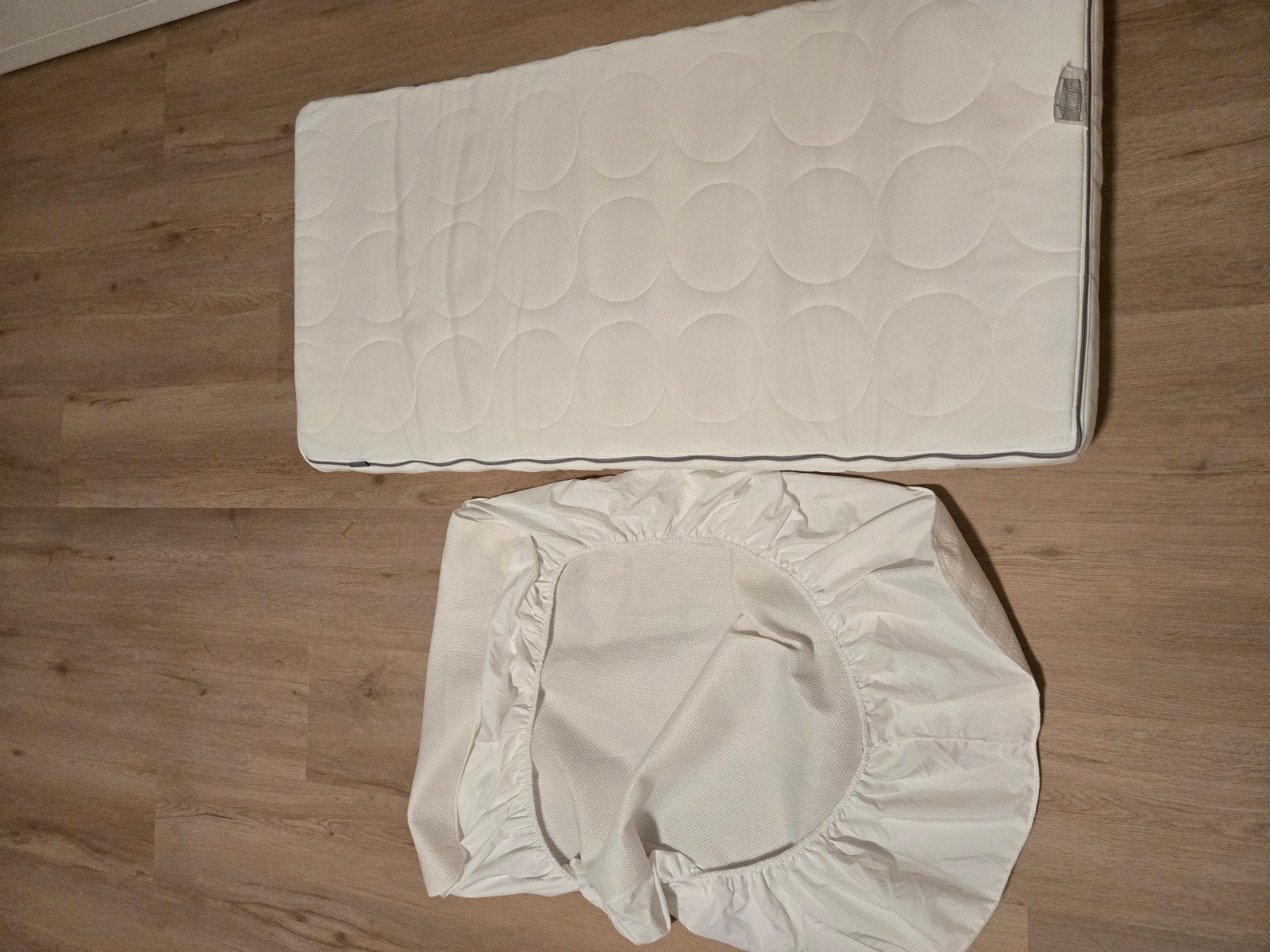 IKEA JÄTTETRÖTT  babymatras + matrasbeschermer + lakens, Ophalen, Zo goed als nieuw, Ledikant