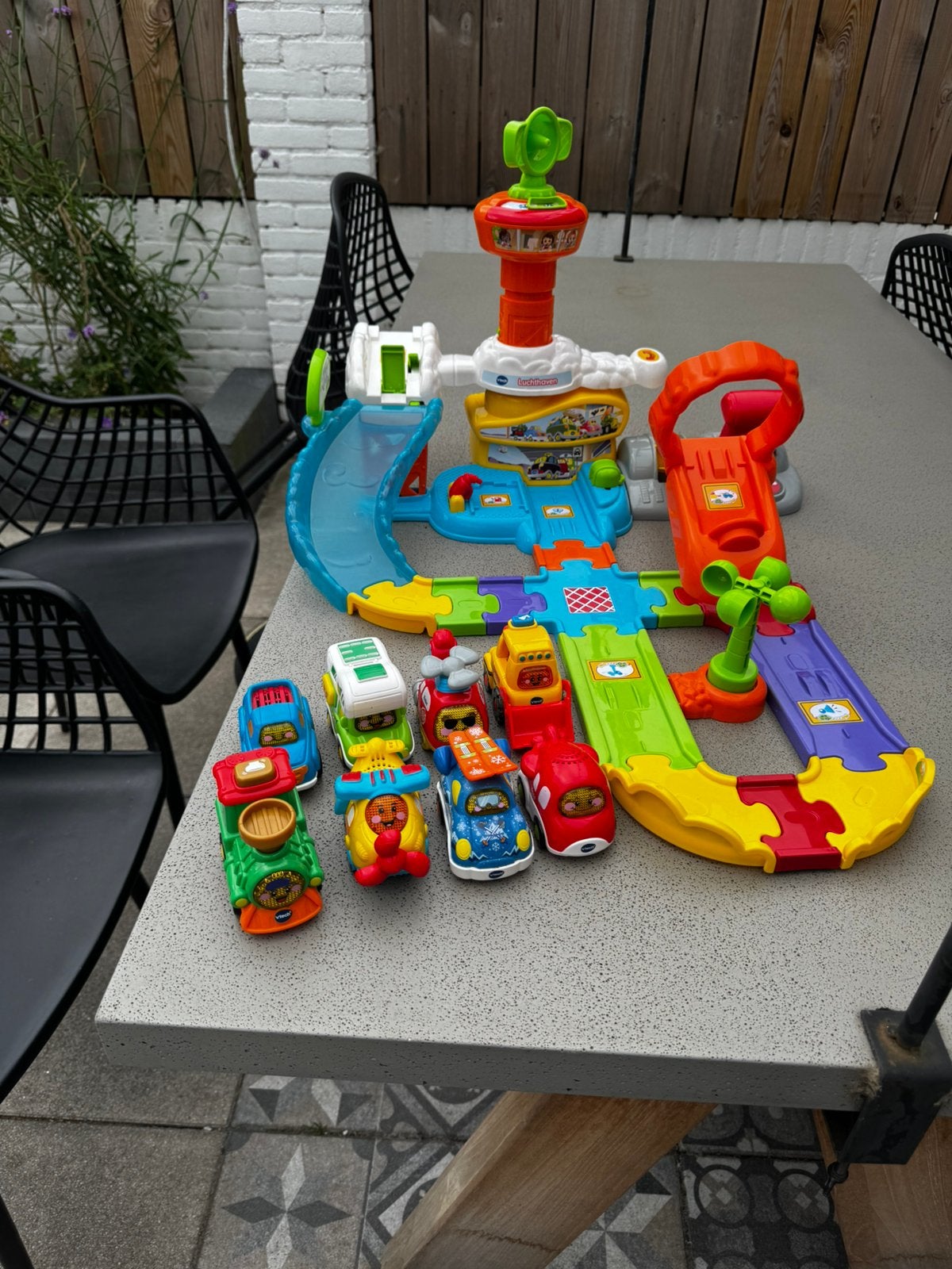 Vtech toet toet autos luchthaven met 8 autos, Ophalen, Zo goed als nieuw, 2 tot 4 jaar