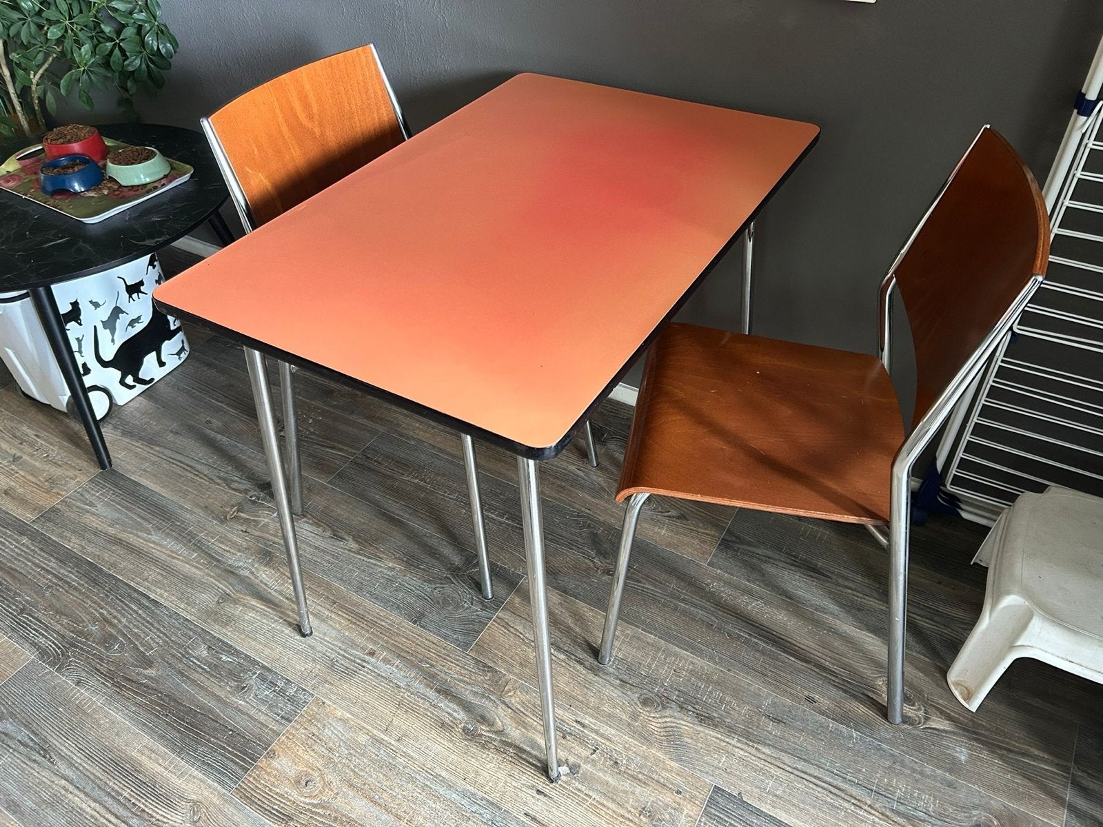 Vintage eettafel met twee stoelen - retro design, Huis en Inrichting, Tafels | Eettafels, Ophalen, Gebruikt, 100 tot 150 cm, Tot twee personen