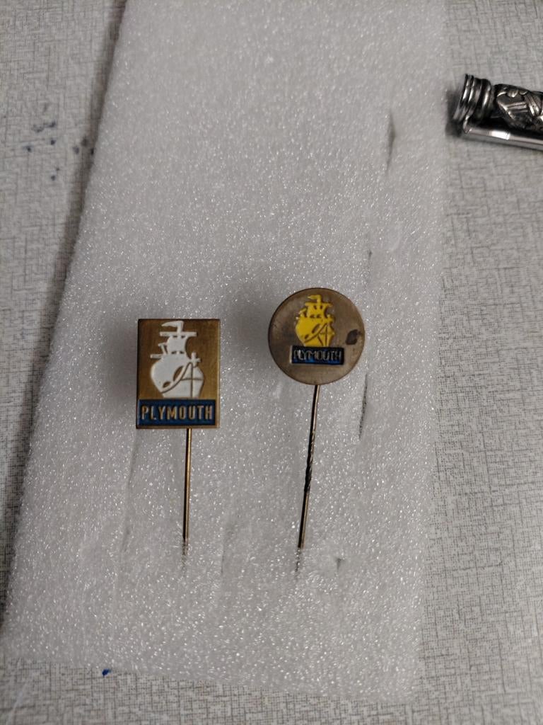 2x speldjes van het automerk " Plymouth, Verzamelen, Speldjes, Pins en Buttons, Ophalen of Verzenden, Gebruikt, Merk