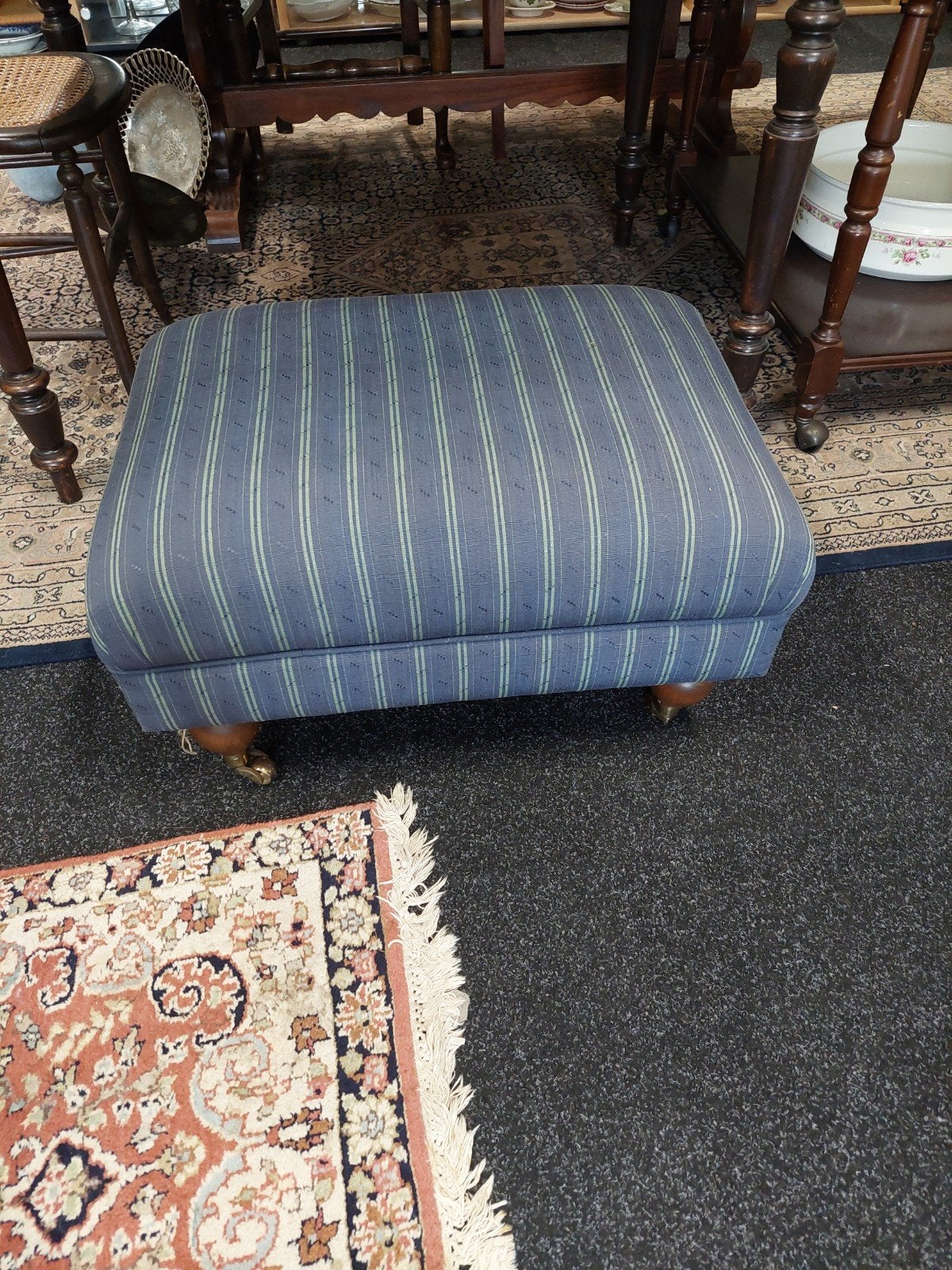 Blauwe gestreepte poef met houten poten, Minder dan 50 cm, Ophalen of Verzenden, Zo goed als nieuw, Stof