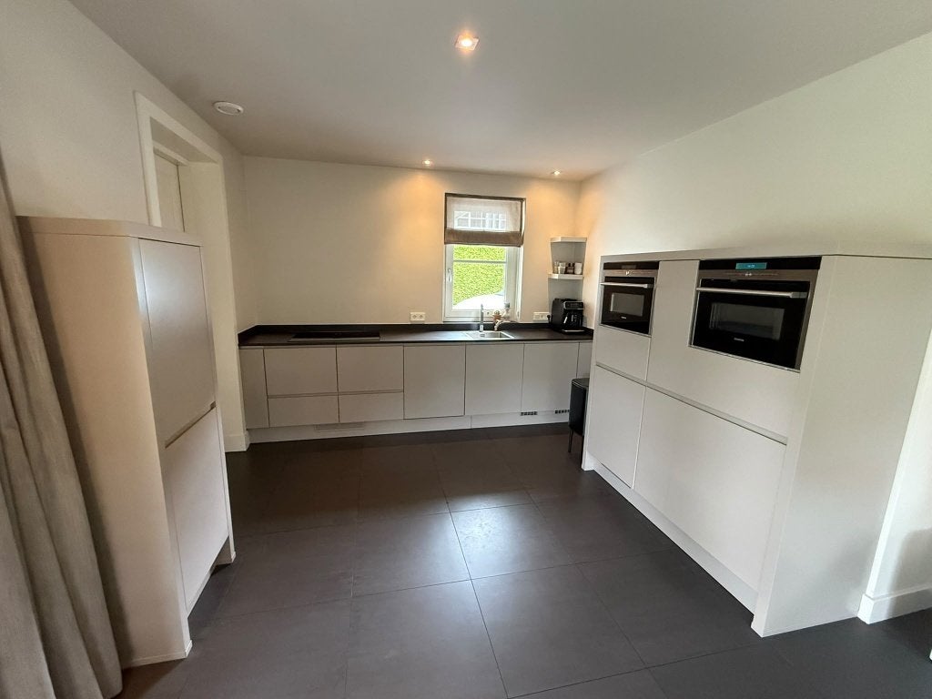 Moderne mat taupe keuken GEDEMONTEERD, Huis en Inrichting, Overige kleuren, Dubbelwandige keuken, Ophalen of Verzenden, Zo goed als nieuw