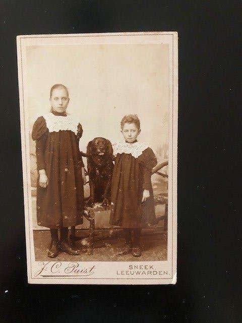 oude foto 2 meisjes met  hond rond 1900, Gebruikt, Foto, Ophalen of Verzenden, Voor 1940
