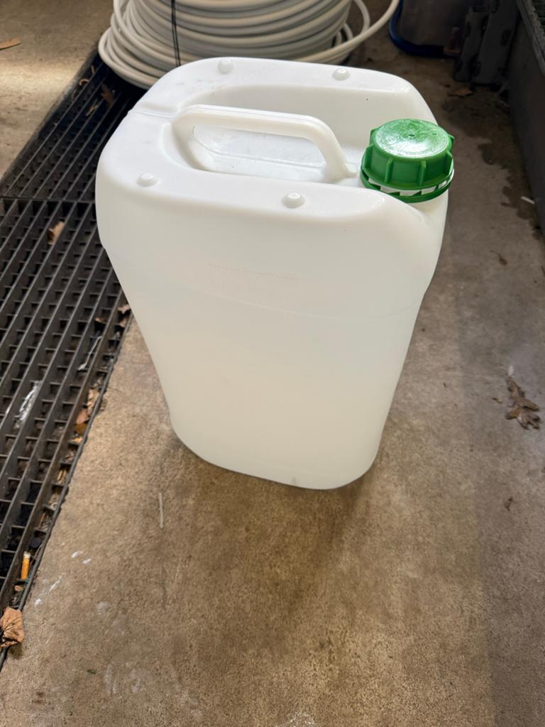 9 lege 25 liter jerrycans, Tuin en Terras, Regentonnen, Ophalen