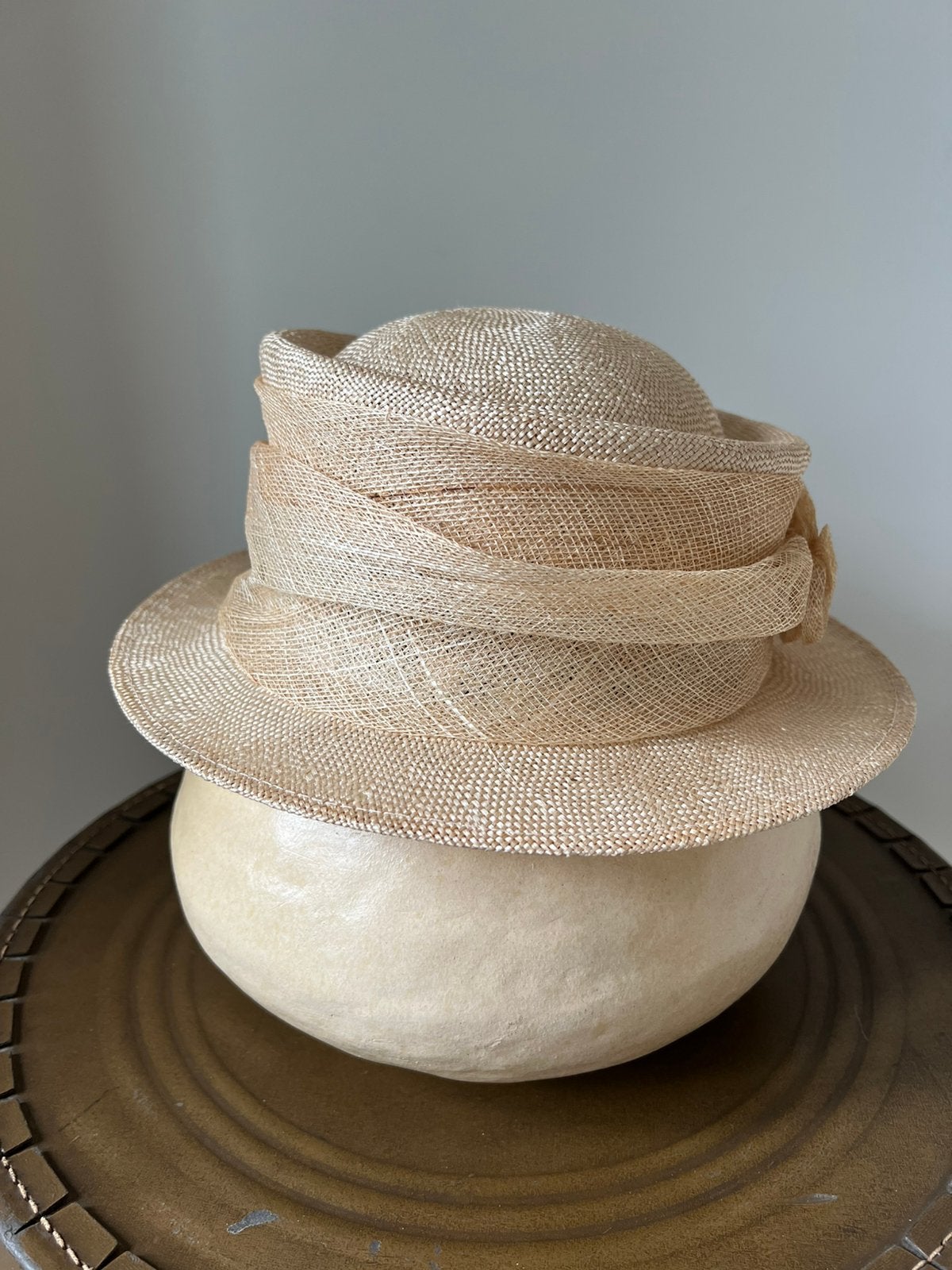 Dames hoed zomers ‘jute’ met band en bloemcorsage, Ophalen of Verzenden, Zo goed als nieuw, 55 cm (S, 6⅞ inch) of minder, Hoed