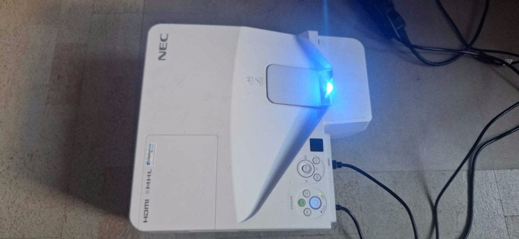 Projector NEC UM351W, HD (720), Verzenden, NEC, Zo goed als nieuw