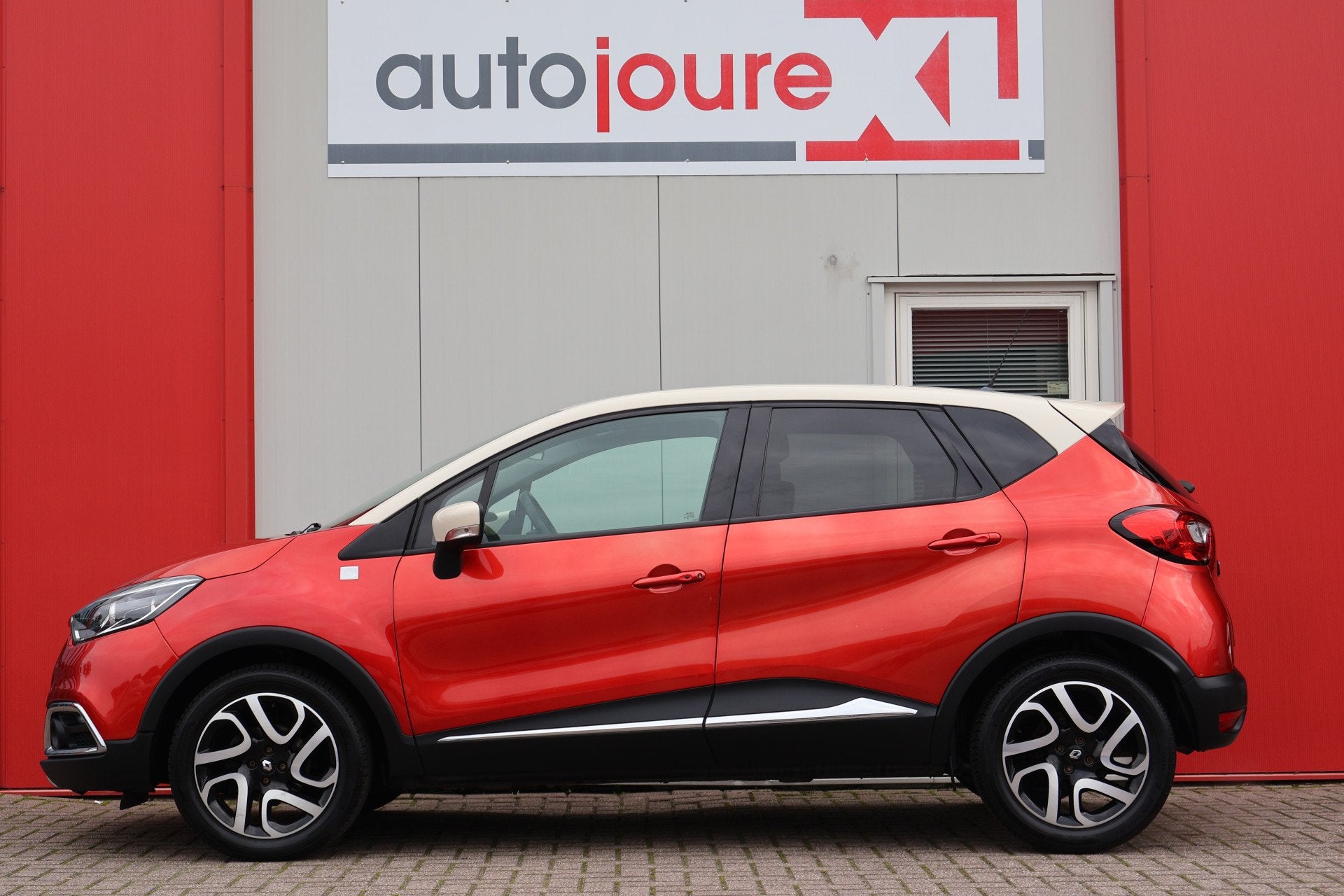 Renault Captur 0.9 TCe Helly Hansen (bj 2015), Auto's, Voorwielaandrijving, Gebruikt, Zwart, Leder en Stof