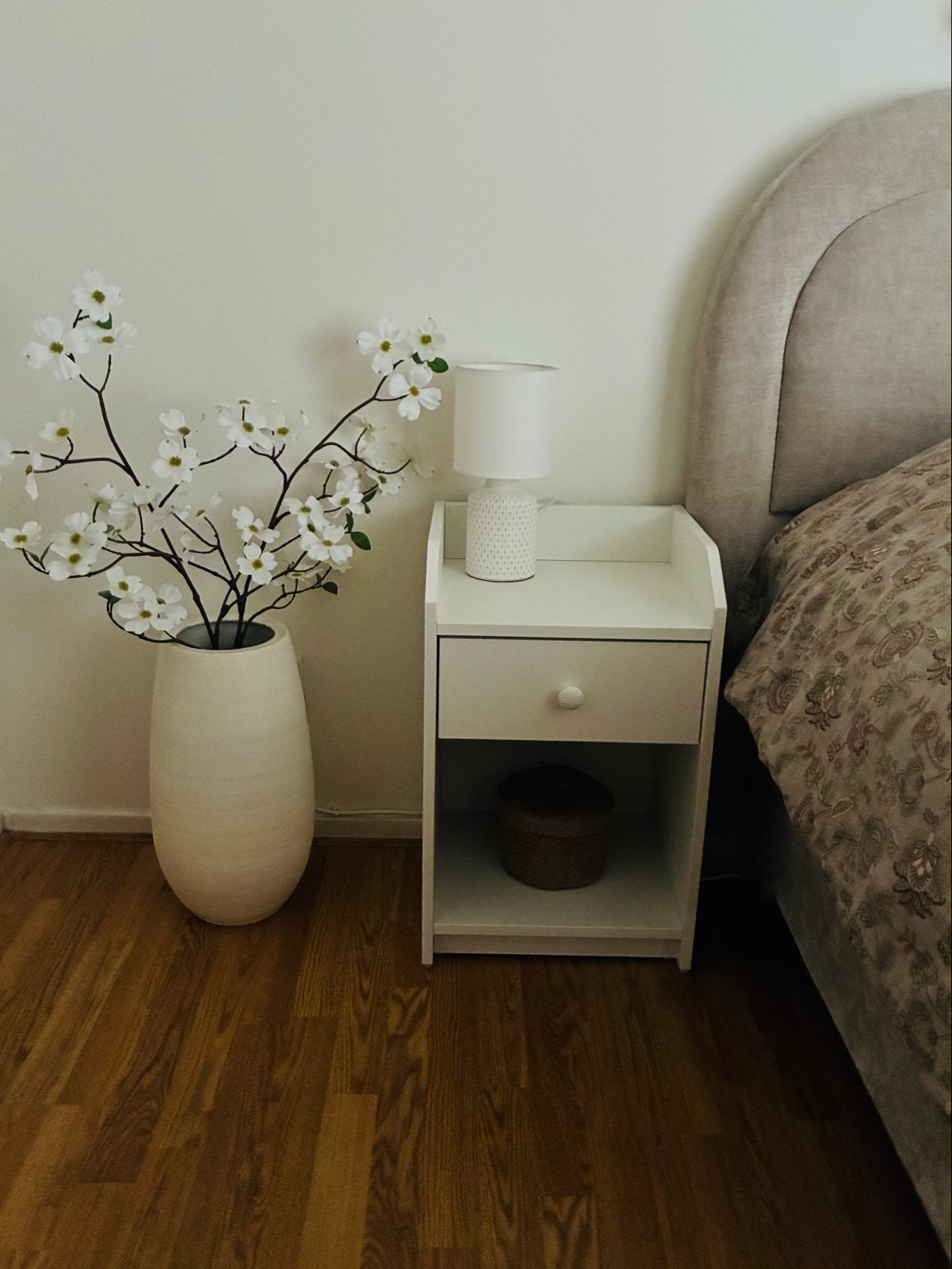 IKEA Hauga Nachtkastje Wit met Lade en Open Vak, Ophalen, Minder dan 45 cm, 55 tot 70 cm, Zo goed als nieuw