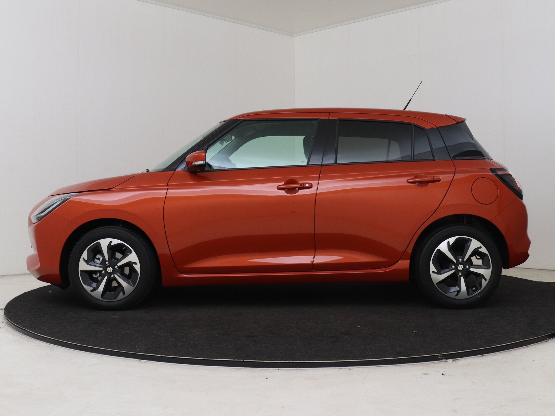 Suzuki Swift 1.2 Style Smart Hybrid | Climate Control | 16", Voorwielaandrijving, 12 maanden, Stof, Zwart