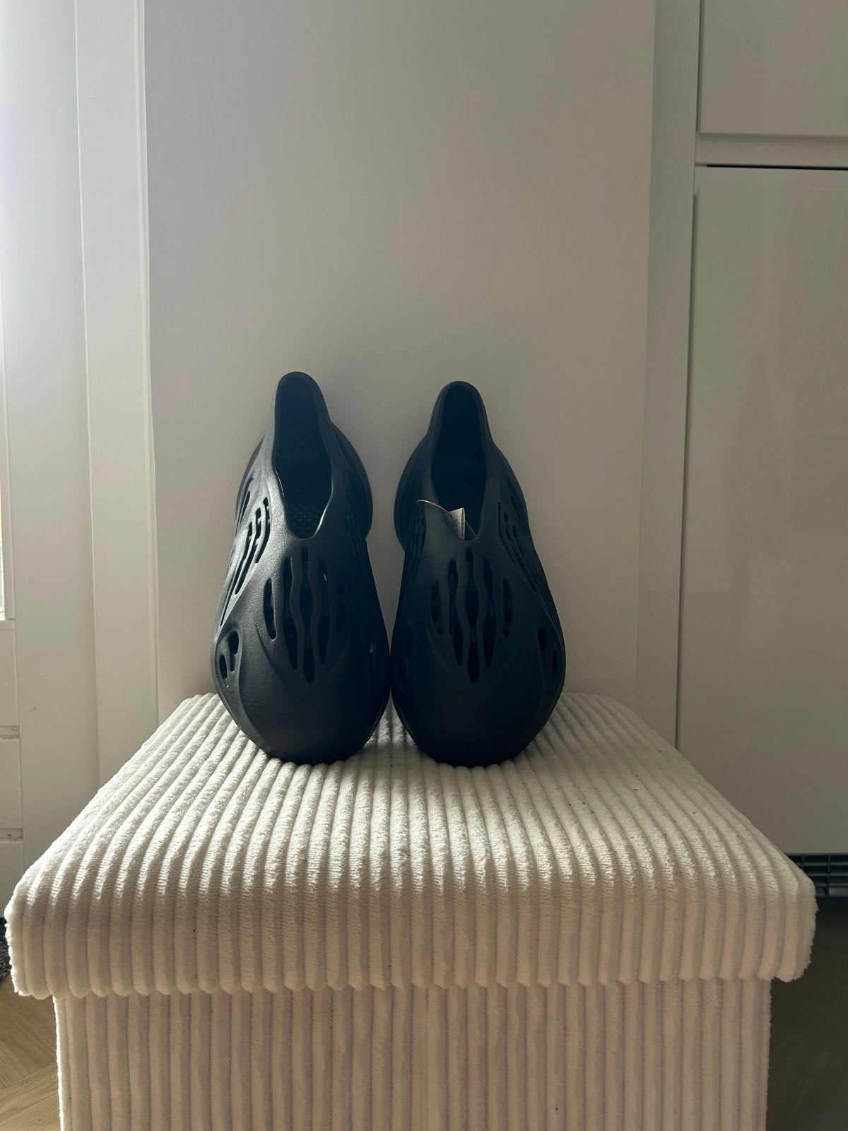Yeezy Foam Runner - Maat 47, Kleding | Heren, Ophalen of Verzenden, Zo goed als nieuw, Zwart, Slippers