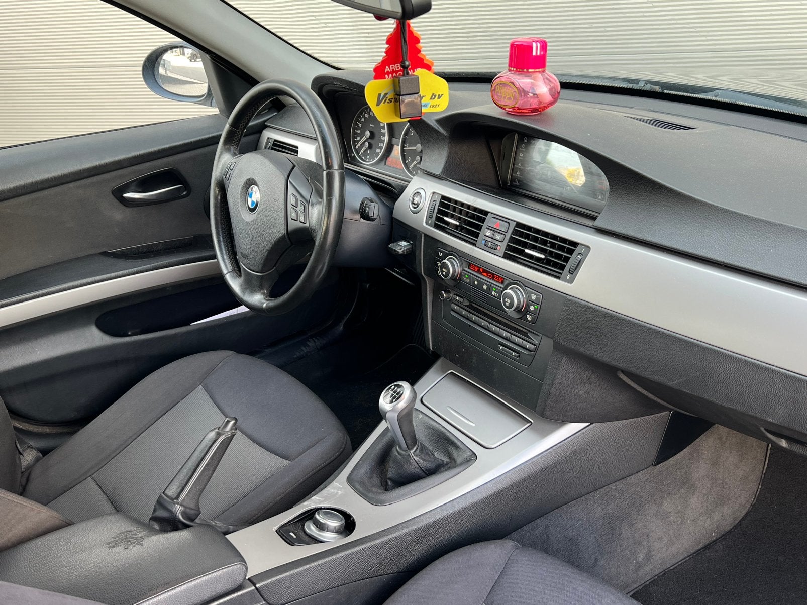 Zwarte BMW 3-Serie 318i E90 Sedan Benzine/NieuweAPK/LED/Navi, 4 cilinders, 129 pk, Zwart, Handgeschakeld