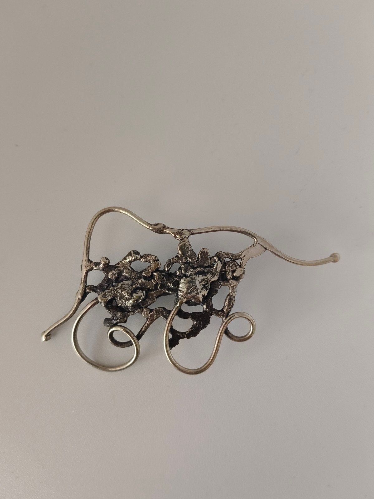 Prachtige handgemaakte zilverkleurige sculpturale broche, Overige materialen, Gebruikt, Ophalen of Verzenden, Zilver
