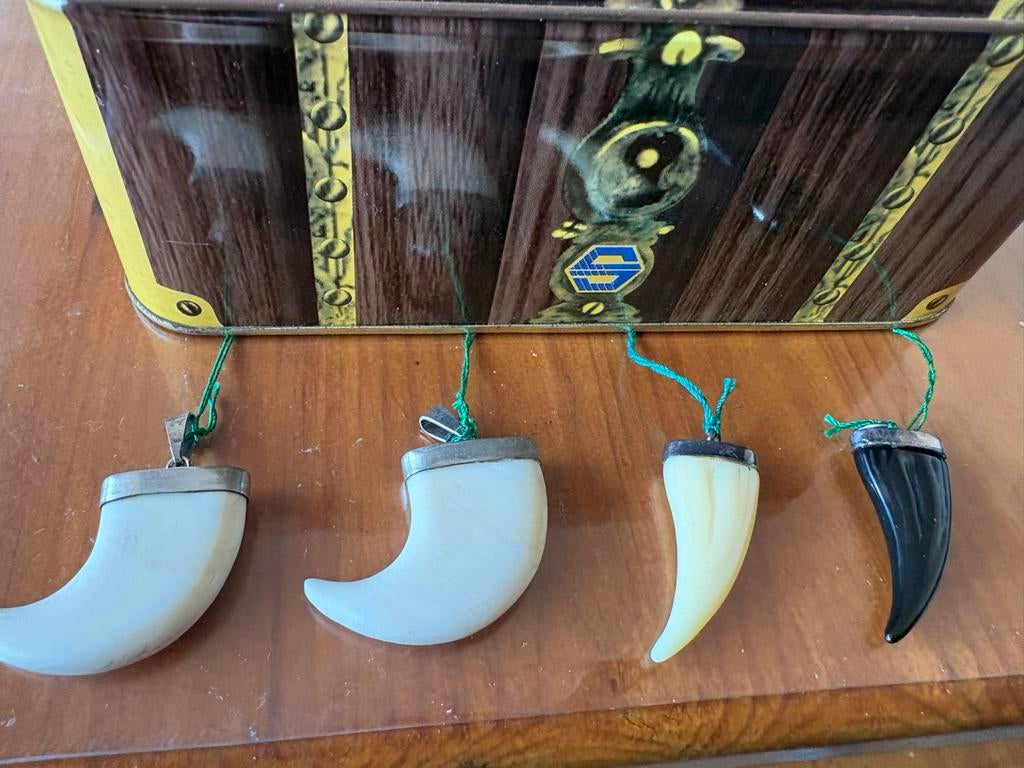 Vintage Haaien Tand Hangers met zilveren bedekking/oog, Overige materialen, Nieuw, Ophalen of Verzenden, Overige kleuren