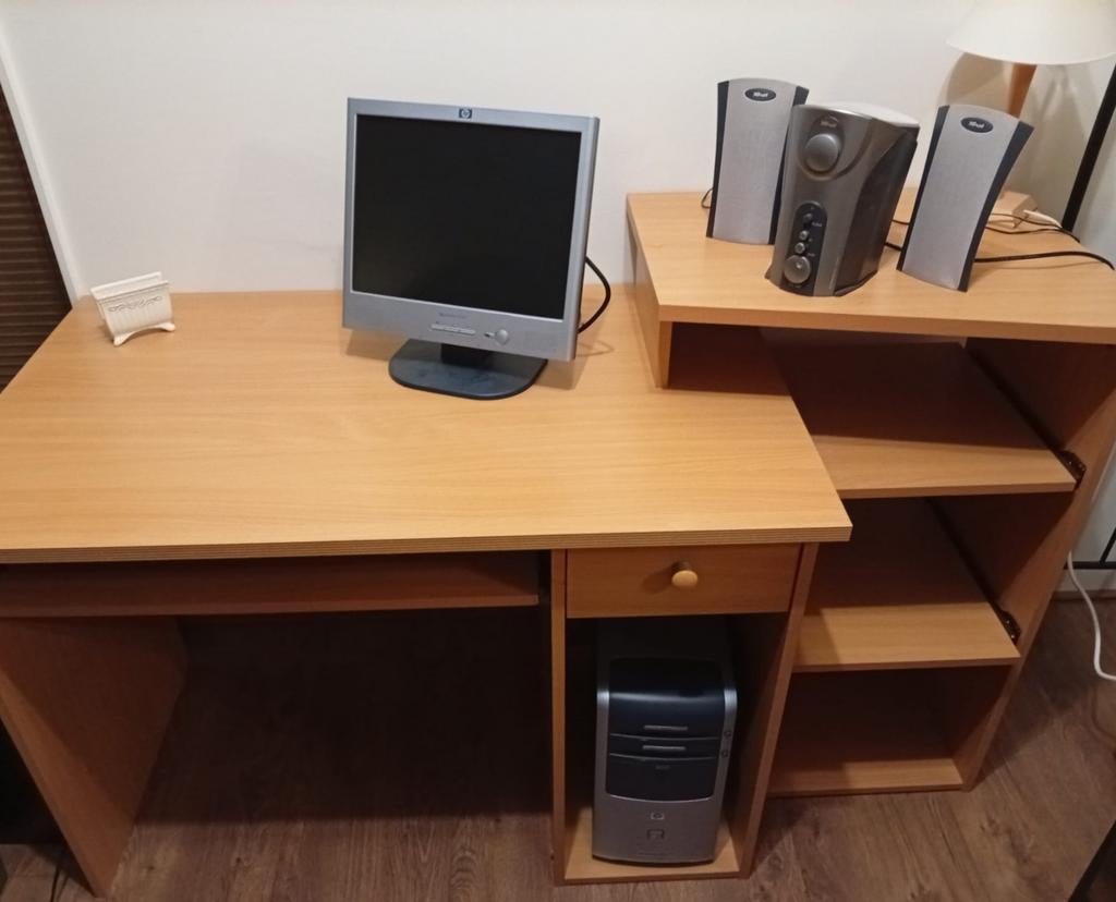 Bureau met Opbergruimte. Eventueel met gratis ladenblok, Ophalen, Met lades, Gebruikt, Hout