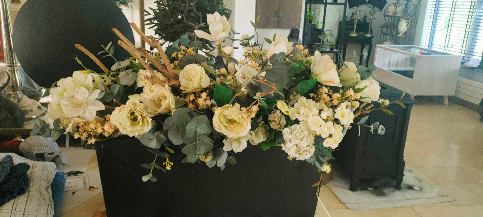 zwarte stenen bak met kunst bloemen, Huis en Inrichting, Ophalen, Zo goed als nieuw