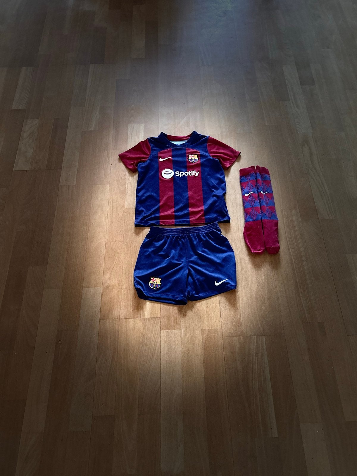 FC Barcelona tenue met sokken - Maat 116-122, Ophalen of Verzenden, Gebruikt, Jongen, Setje