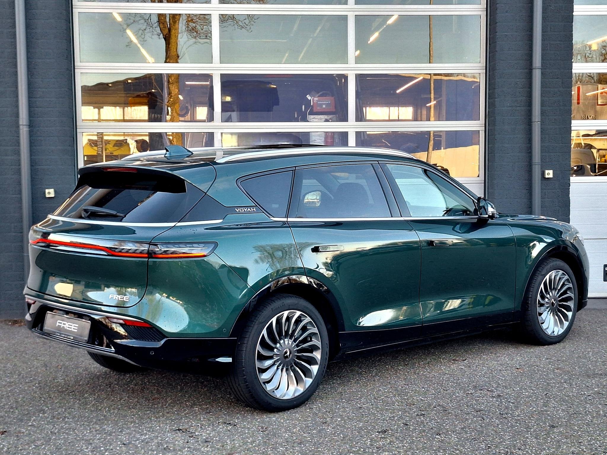 VOYAH Free Limited Edition Business 4WD 106 kWh | Schuifdak, Automaat, 12 maanden, 489 pk, 2310 kg