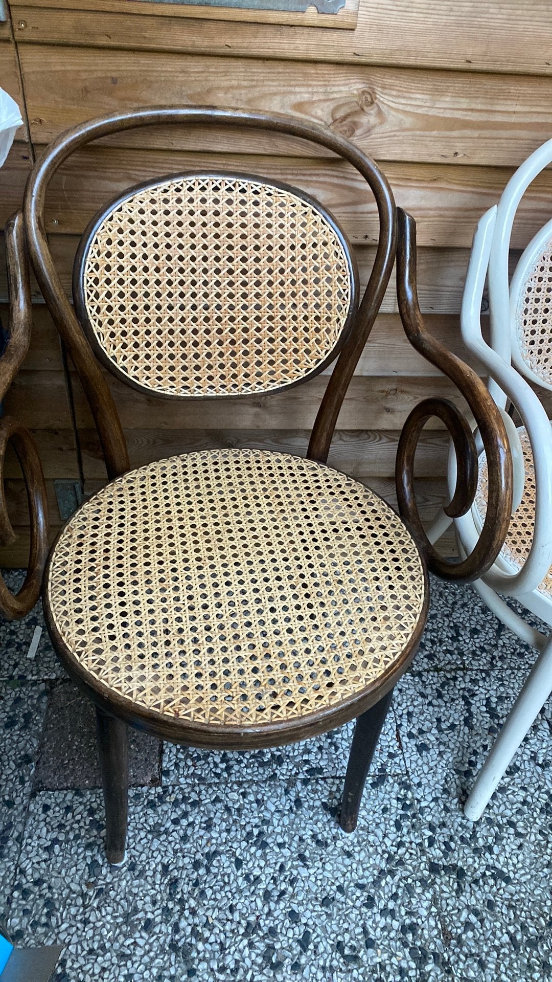 Thonet bistrostoelen 1 bruin en 1 wit geverfd, Ophalen