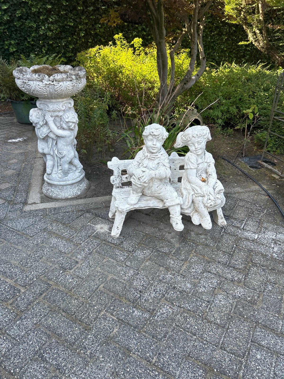 Decoratieve tuinbeelden: Kinderen op bankje en bloempot, Ophalen of Verzenden, Gebruikt, Steen, Mensenbeeld