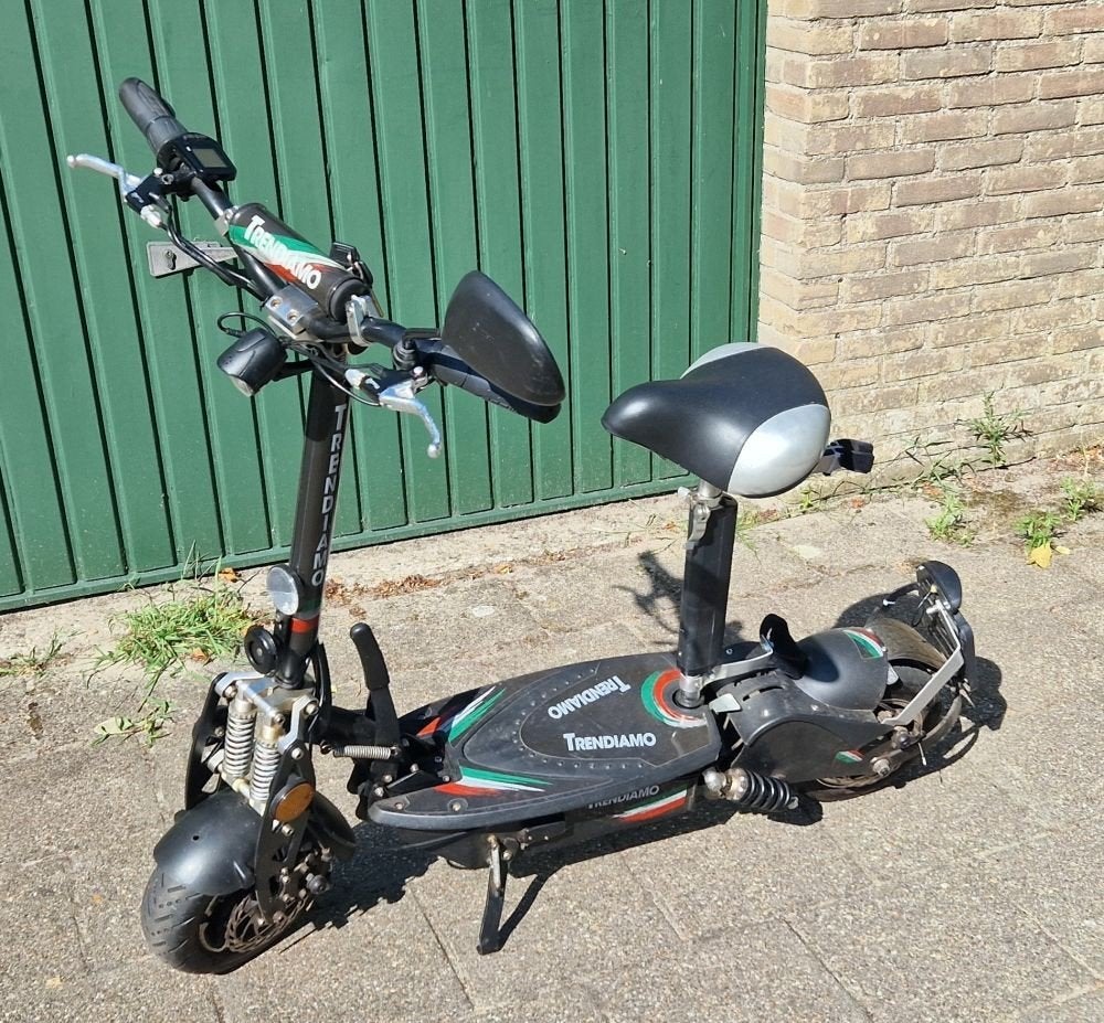 Trendiamo Elektrische step met zadel en kenteken, Fietsen en Brommers, Steps, Ophalen, Zo goed als nieuw, Elektrische step (E-scooter)