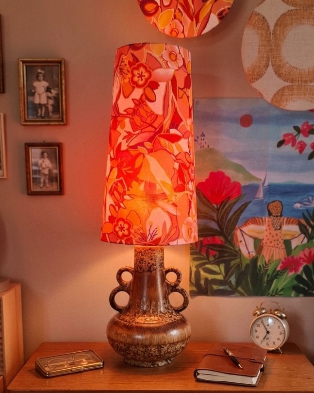Handgemaakte Vintage Bloemen Lampenkap – Oranje/roze, 25 cm, Studio Vrolijk Wonen, Tafellamp, Verzenden