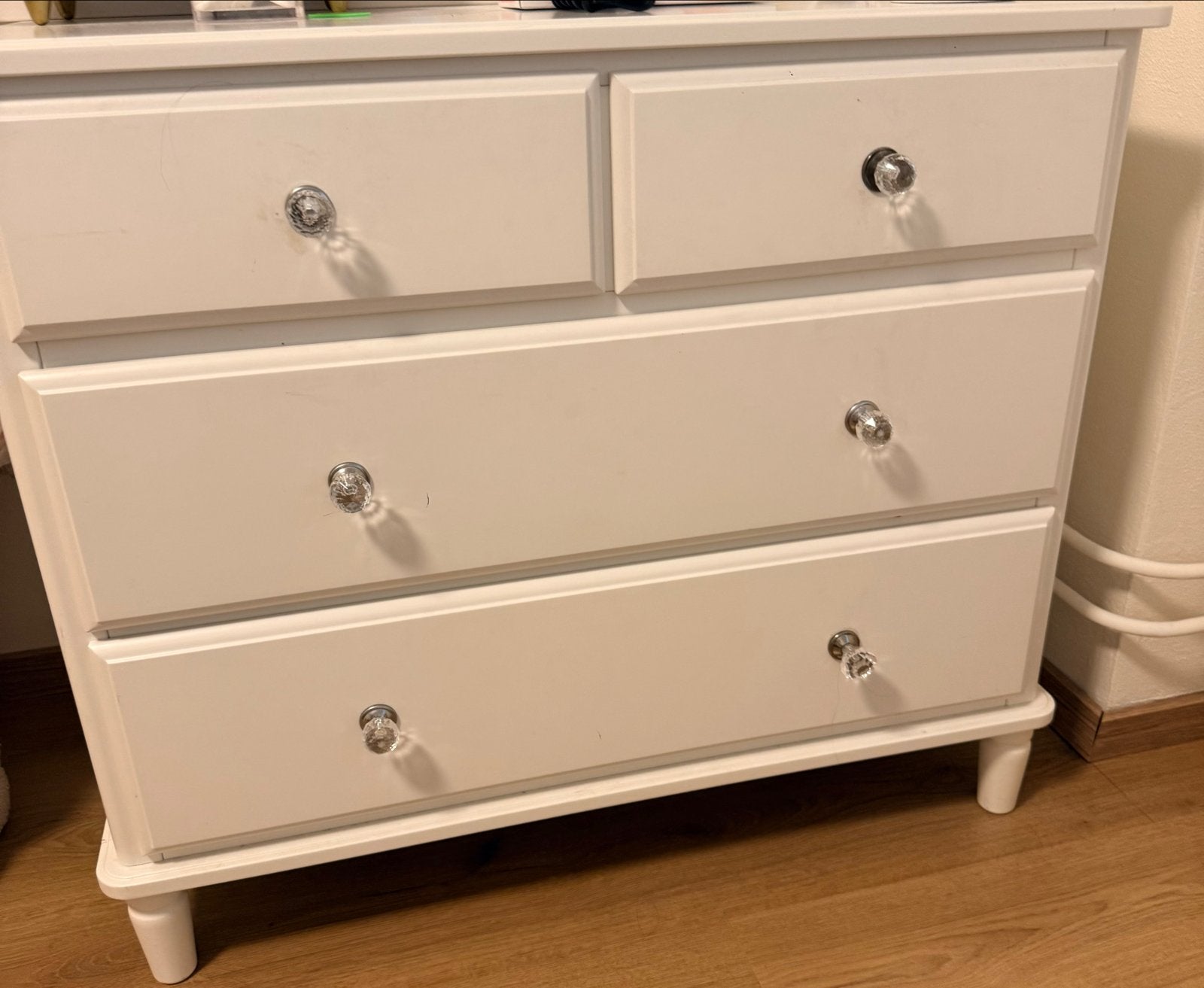 Witte ladekast met 4 laden en glazen knoppen, Gebruikt, 100 tot 150 cm, 3 of 4 laden, 25 tot 50 cm