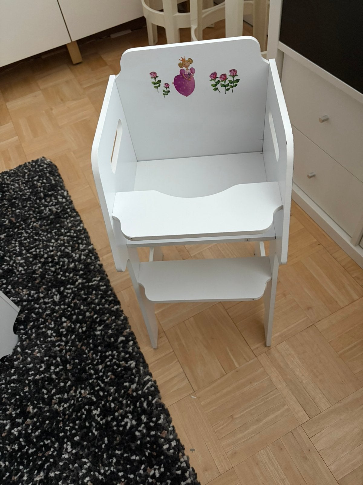 Poppenbedje met kussentje en dekentje en poppenkinderstoel, Ophalen, Zo goed als nieuw