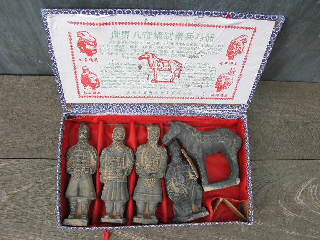 CHINA REPLICA OPGRAVINGEN XIAN 5 BEELDJES IN DOOS, Ophalen of Verzenden