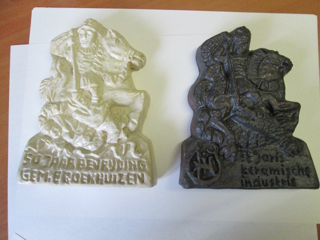 Sint Joris 2 plaquettes van de pottenbakkerij Beesel., Ophalen of Verzenden, Nieuw, Embleem, Speld of Insigne