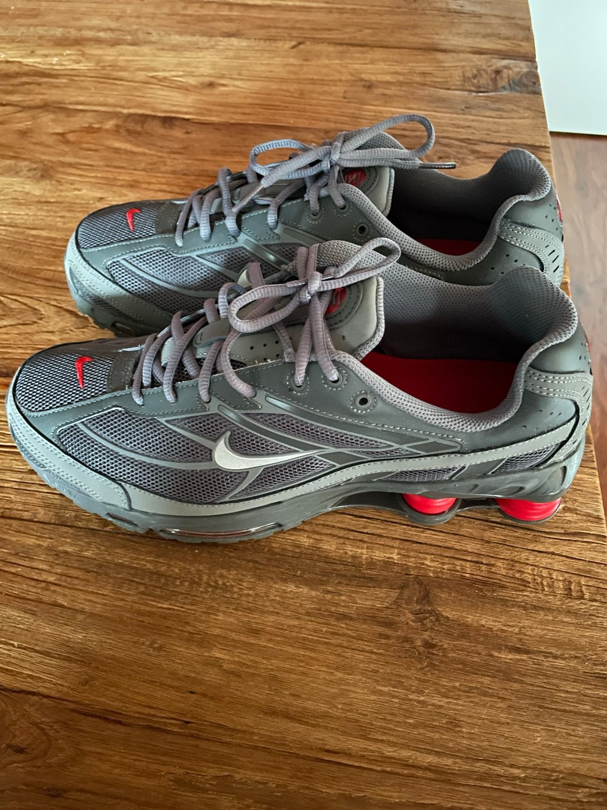 Nike Shox R4 sneakers - Grijs/Rood - Maat 44, Ophalen of Verzenden, Gedragen, Overige kleuren, Sneakers of Gympen