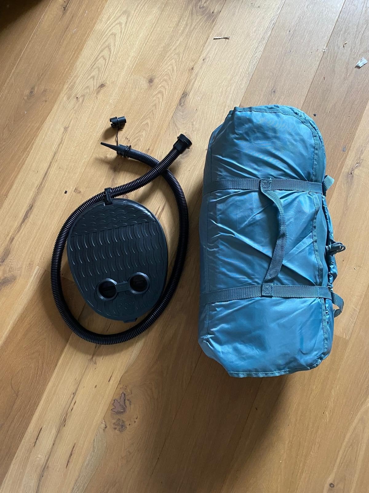 Luchtbed 2 pers Decathlon Quechua 200x140 + pomp, Ophalen, Zo goed als nieuw, 2-persoons