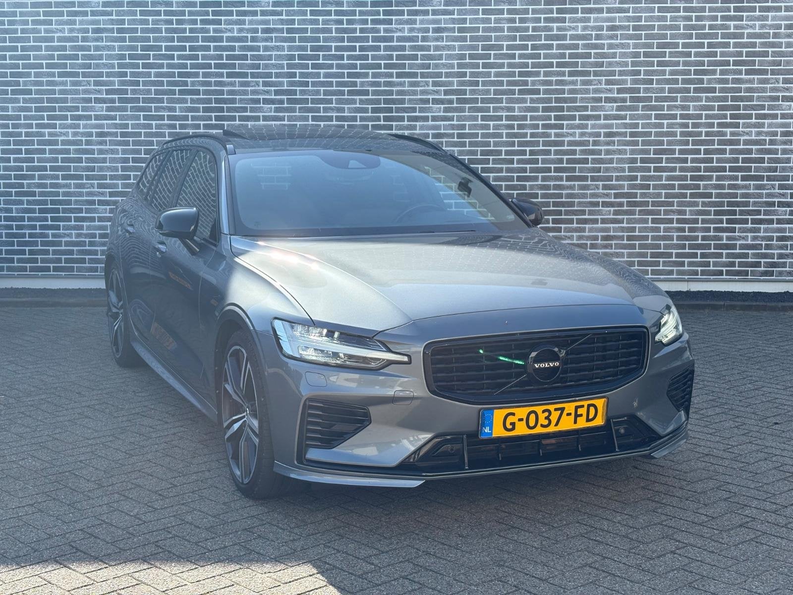 Volvo V60 2.0 T8 Twin Engine AWD R-Design | Plug-in Hybrid (, Auto's, Volvo, Stof, Gebruikt, Euro 6, 4 cilinders