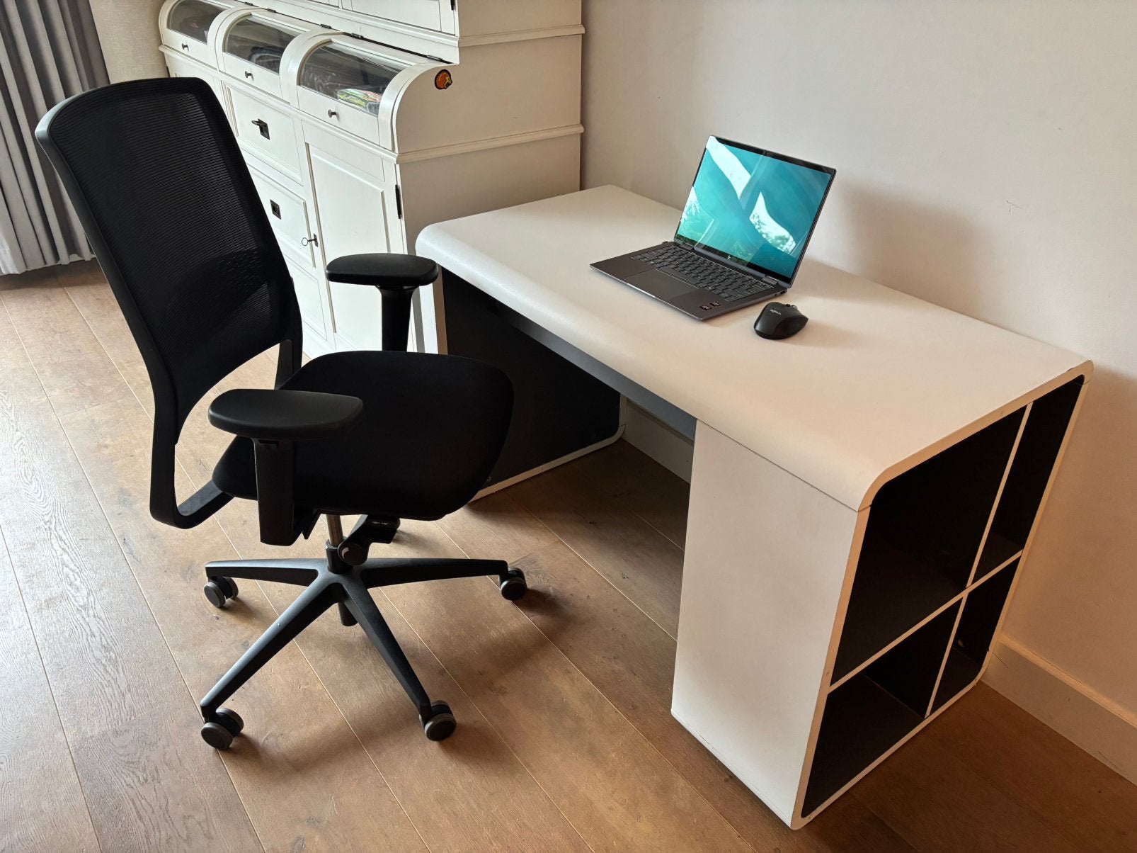 Modern en compact bureau met handige vakken, Ophalen, Opbergruimte, Gebruikt, Spaanplaat of MDF