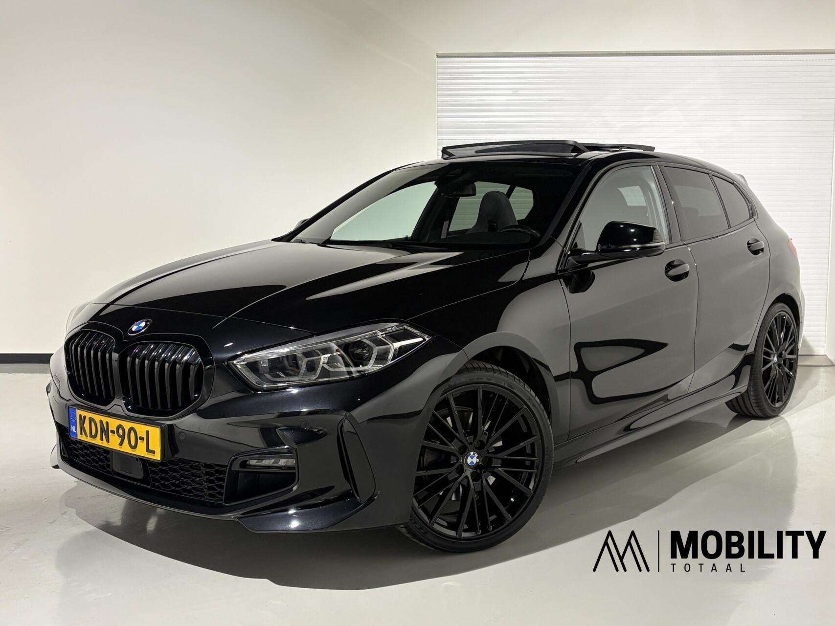 BMW 1-serie 118i M Sport |PANODAK|KUIPSTOELEN|H&K|19''|ACC|H, Gebruikt, 4 cilinders, Zwart, Bedrijf