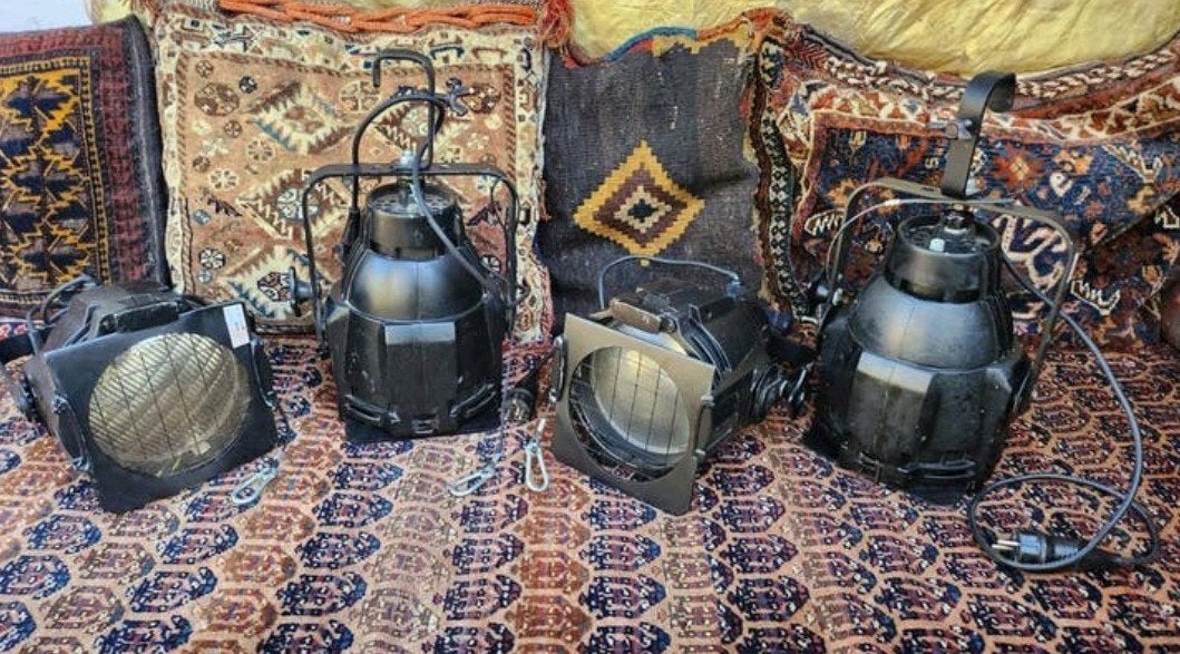 4  vintage stage lighting fixtures, Ophalen