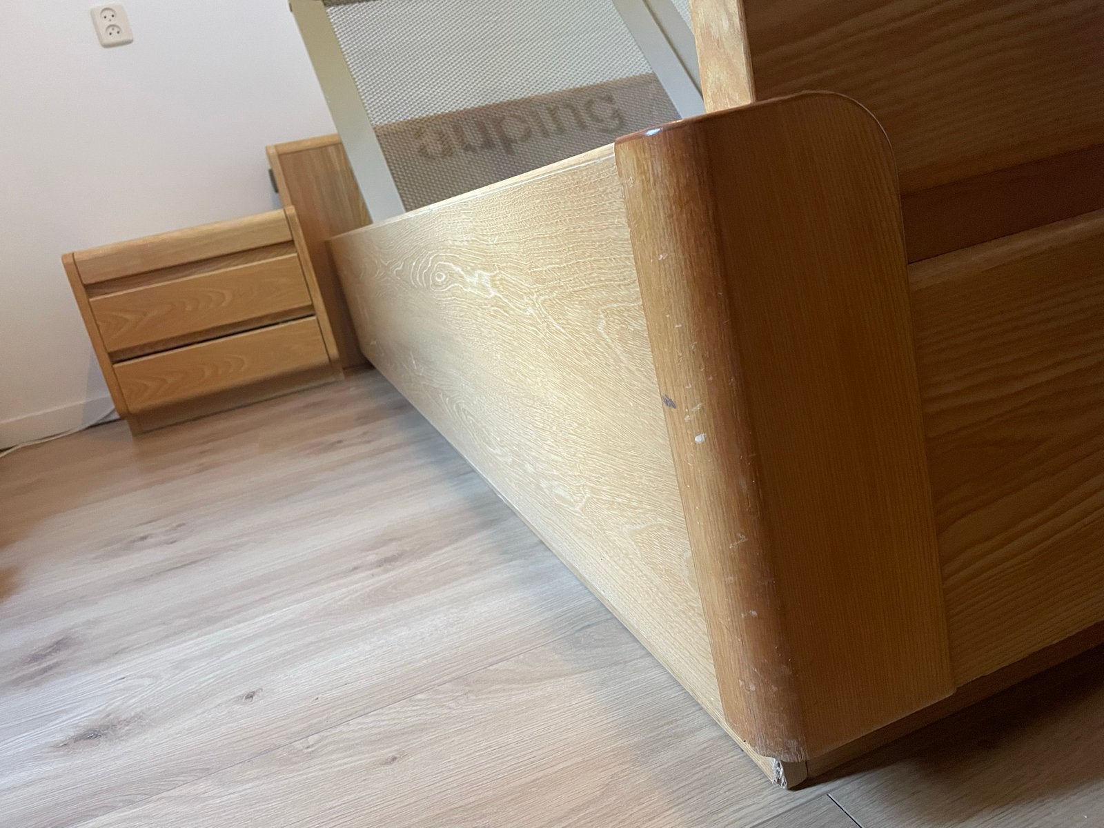 Foto 6 van Houten bed 160x200 met Auping bedbodems en nachtkastjes