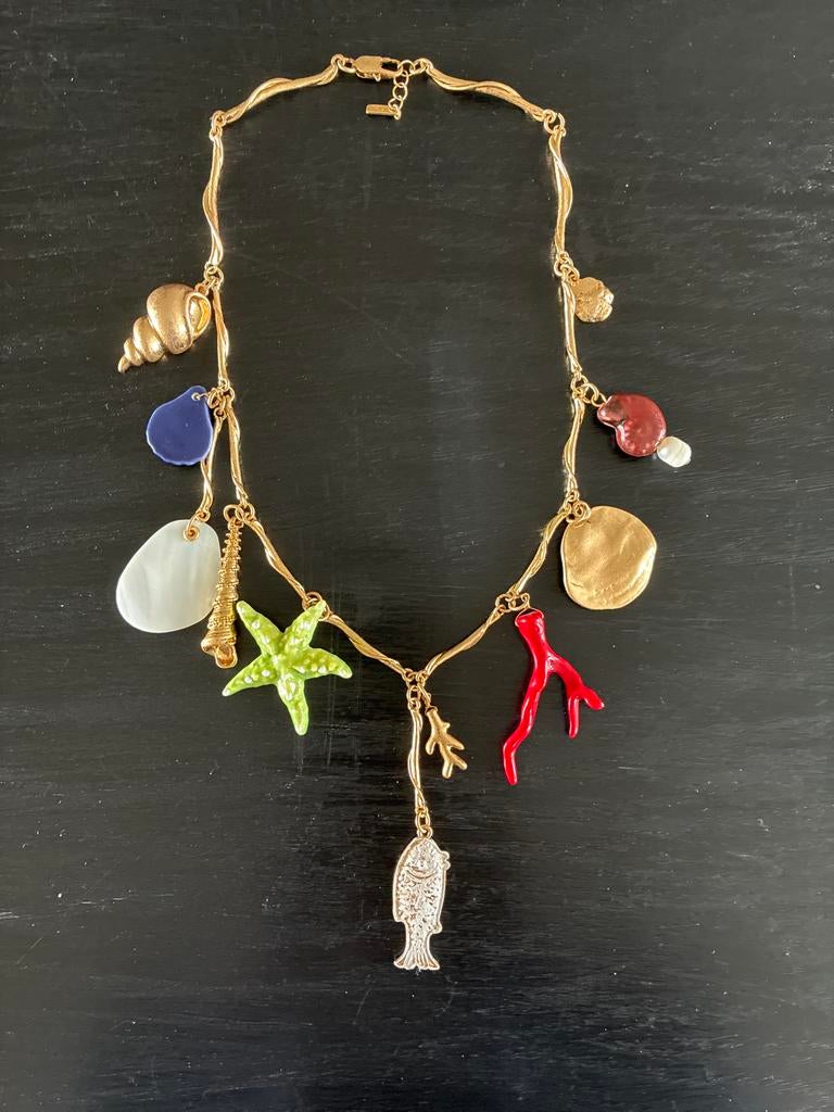 Gouden ketting met diverse hangers (schelp, vis, koraal), Nieuw, Ophalen of Verzenden, Goud, Overige materialen