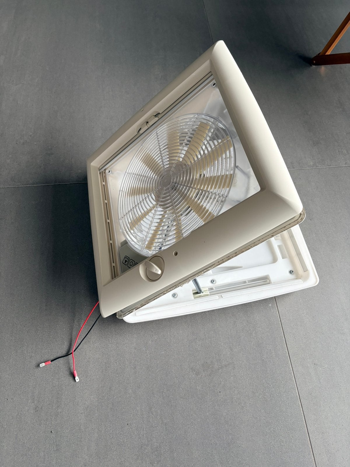Thule dak ventilator 12v 40x40 dakluik, Ophalen of Verzenden, Zo goed als nieuw