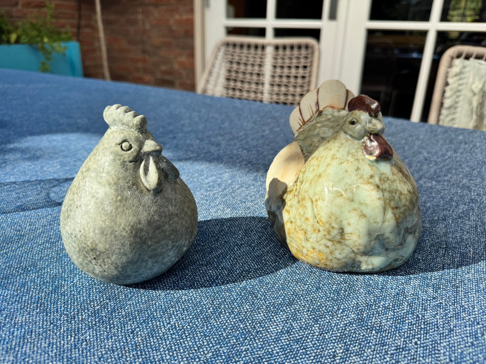 Set van 2 decoratieve stenen/keramieken kippen, Ophalen of Verzenden, Zo goed als nieuw, Overige typen
