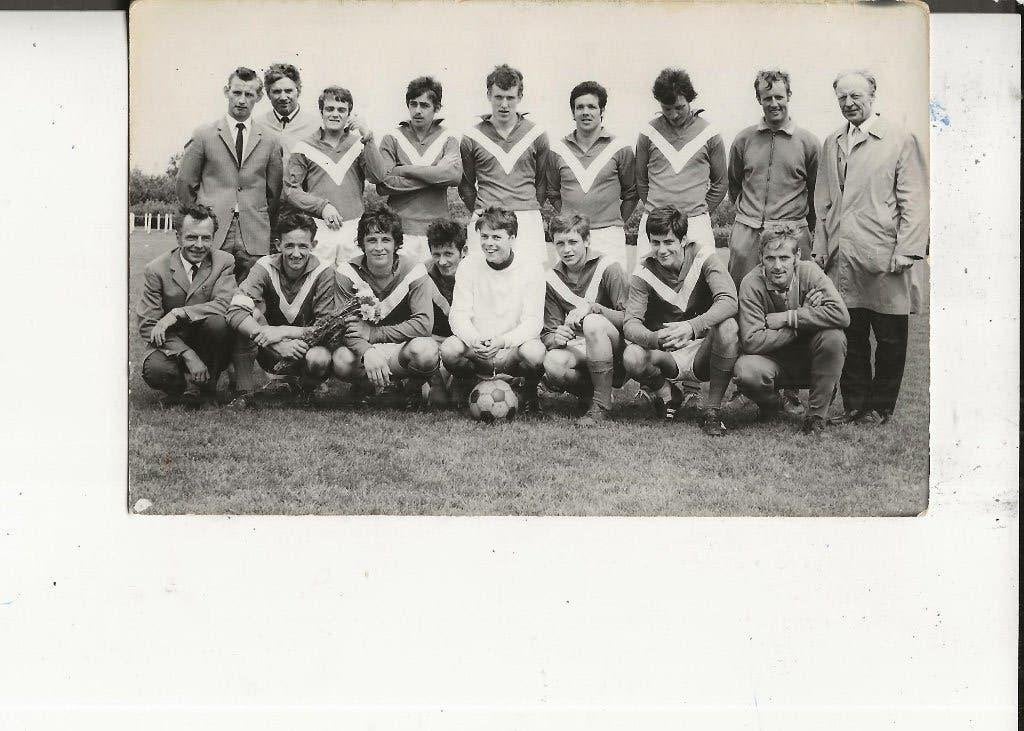 Poeldijk Voetbalteam met Jan v d Valk en trainer Fotokaart, Ophalen of Verzenden, 1940 tot 1960, Ongelopen, Zuid-Holland