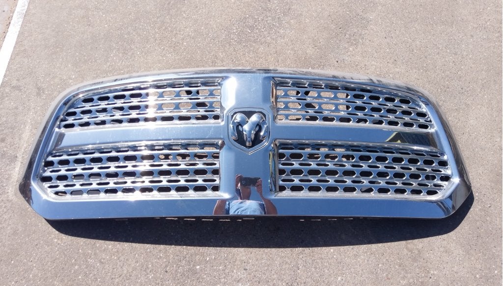 Dodge Ram Laramie chroom grille 2013-2018, Gebruikt, PO Box 21-8004 | Auburn Hills, MI 48321-8004, Amerikaanse onderdelen, Ophalen of Verzenden