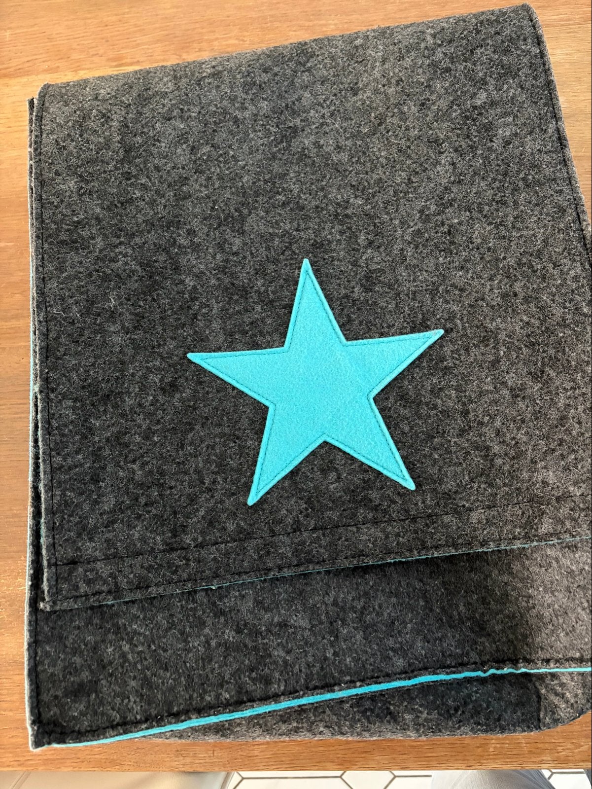 Vilten boxzak met ster - Grijs met turquoise accenten, Ophalen of Verzenden, Gebruikt