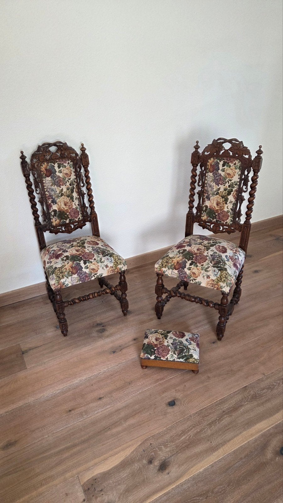 Antieke stoelen en voetenbankje met bloemenpatroon, Antiek en Kunst, Ophalen