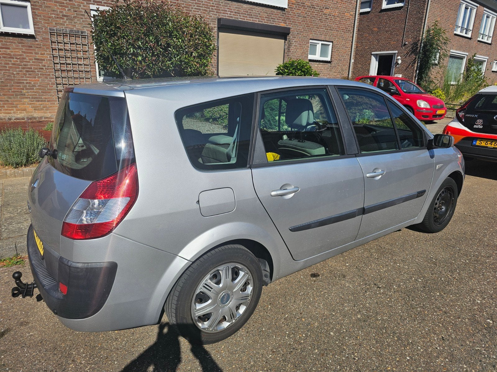 Renault Grand Scenic 1.6 16V 82KW E4 2006 Grijs MOET WEGG, Auto's, Voorwielaandrijving, 4 cilinders, 7 stoelen, 75 €/maand