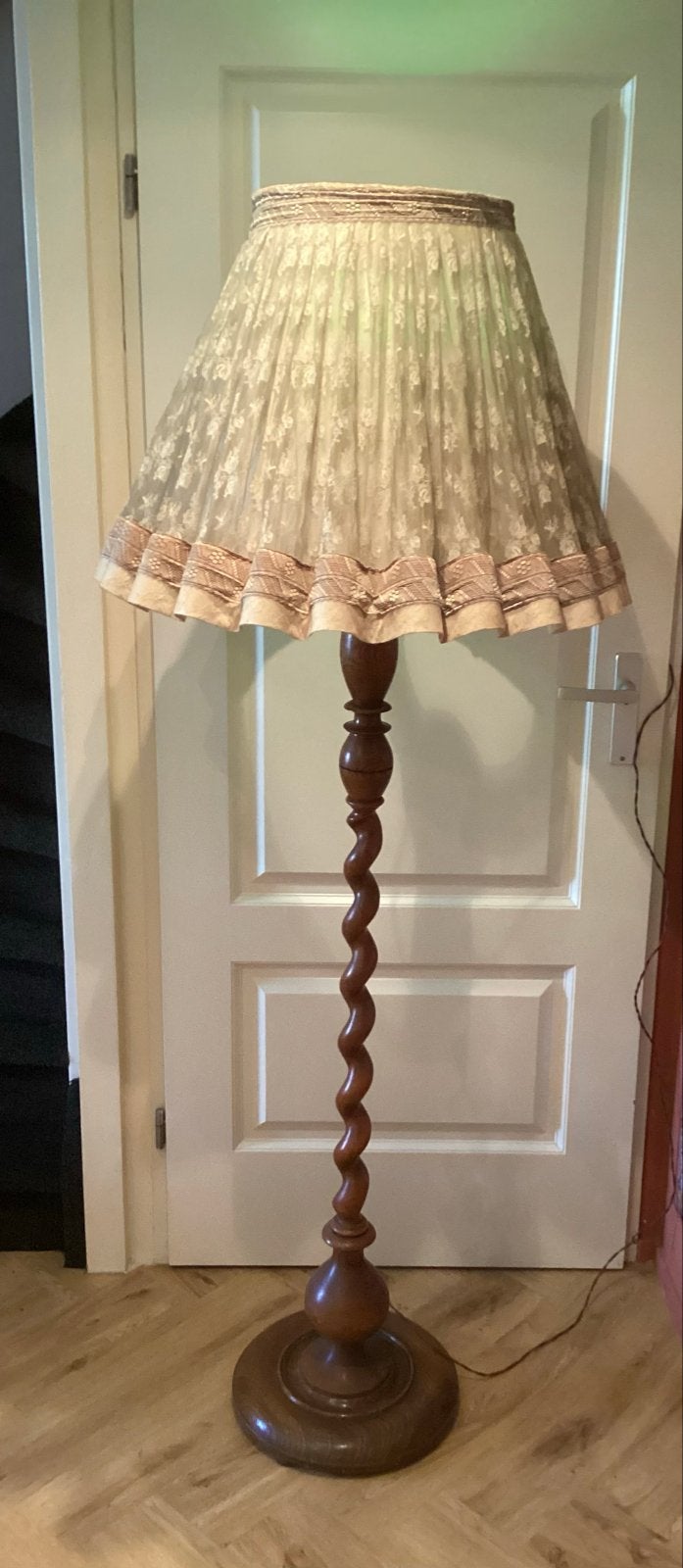 Antieke houten vloerlamp met kanten kap. T.e.a.b., Ophalen