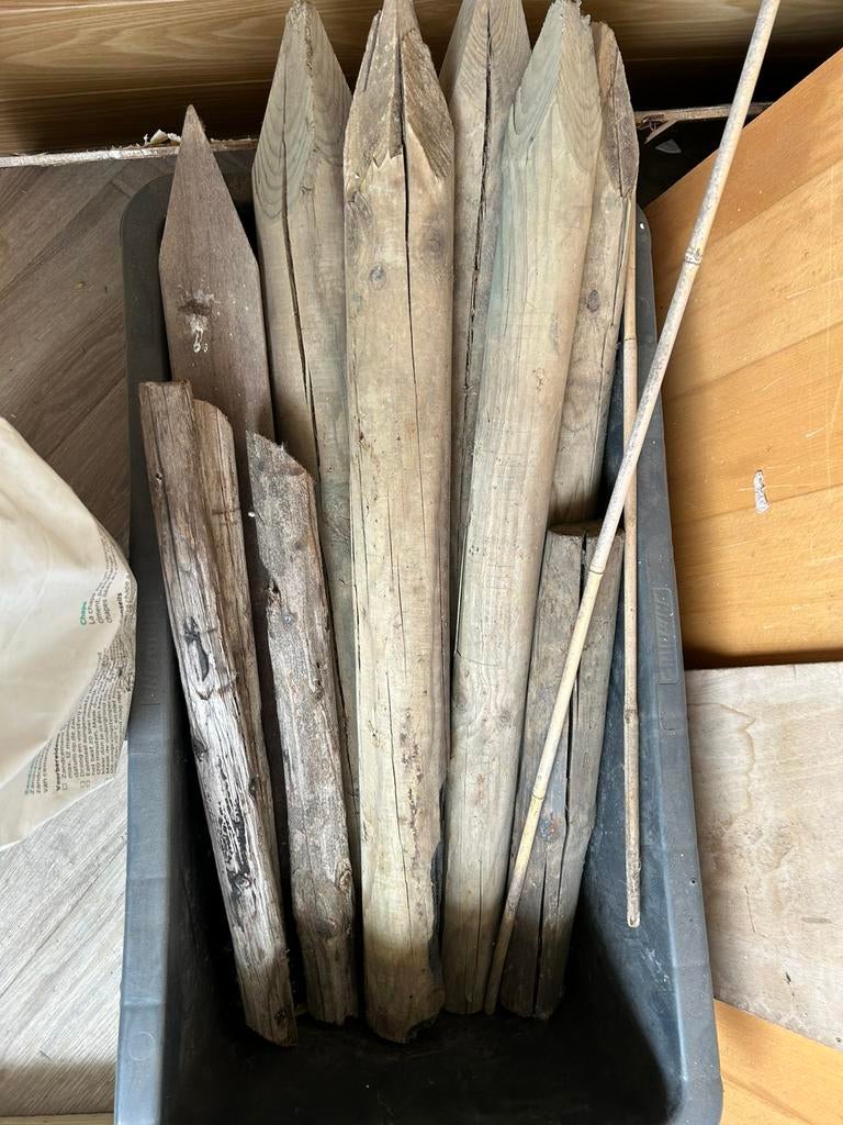 6 Paaltjes 60 cm. Ong. rond 8 cm. € 1,- voor alle paaltjes, Ophalen, Gebruikt, Minder dan 180 cm, Palen