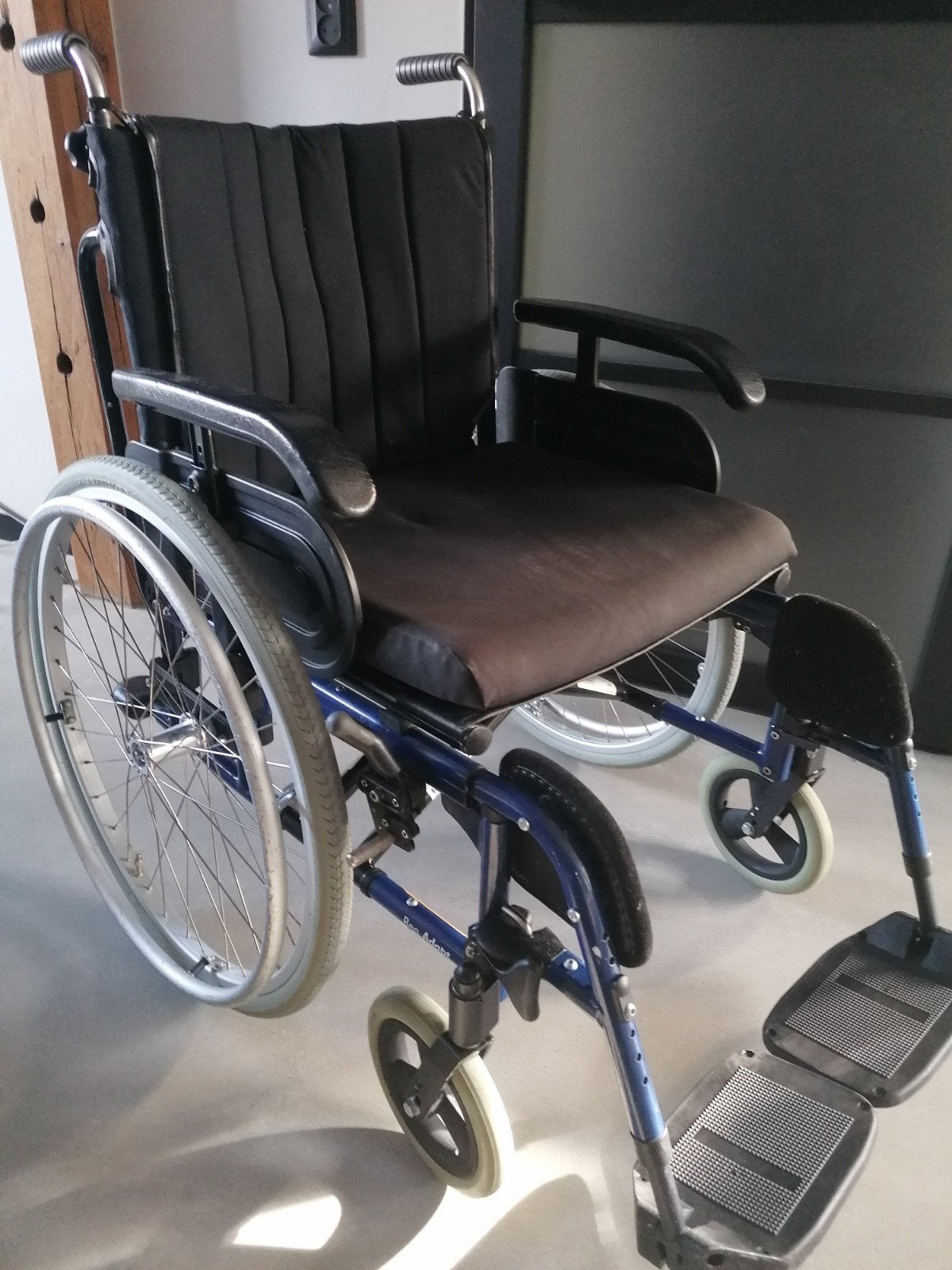 Rolstoel Invacare Inklapbaar Comfort Beensteun, Ophalen, Inklapbaar, Zo goed als nieuw, Duwrolstoel